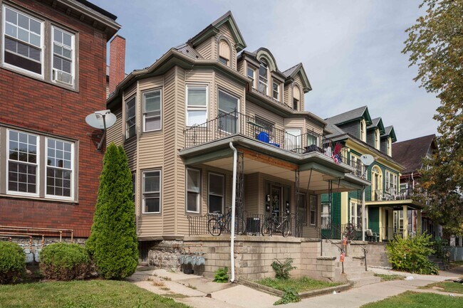 Frente del edificio - 576 Potomac Ave