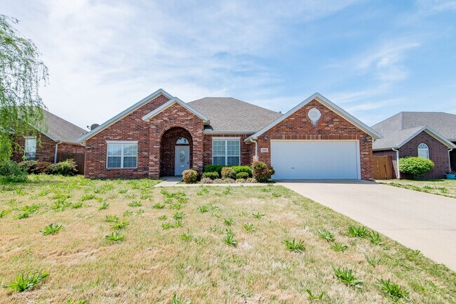 Building Photo - Large 3 Bedroom Home in Perfect Condition!...