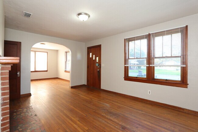 Building Photo - 250 W 62nd St