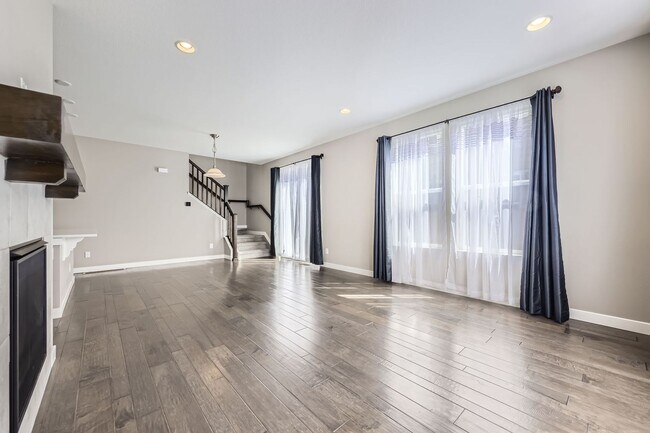 Foto del edificio - Vibrant 3 Bed 2 1/2 half bath townhouse in...