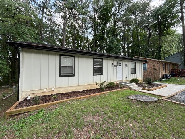 Foto del edificio - Modern 3BD, 2BA Near Downtown Durham with Assigned Off-Street Parking and Backyard
