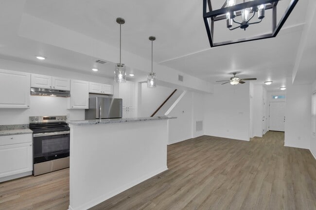 Building Photo - 1004 E Fannin St