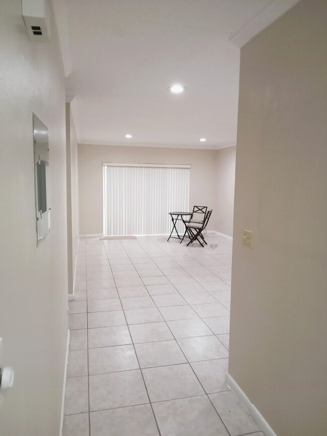 Building Photo - 8732 Bella Vista Dr