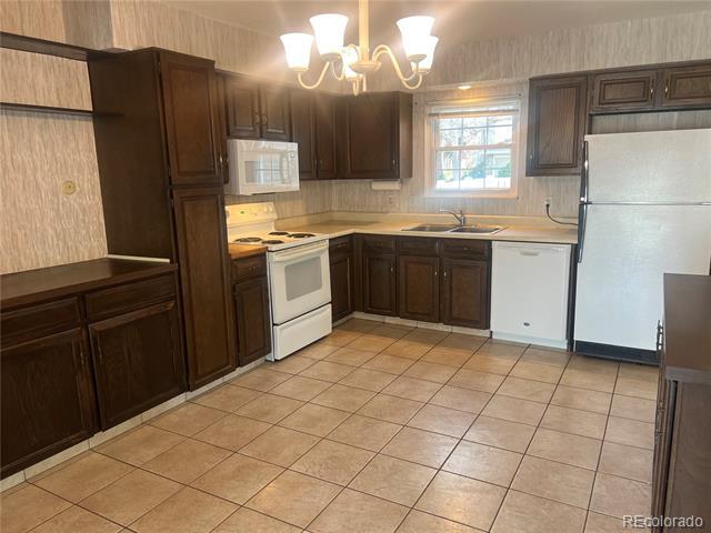 Building Photo - 2750 S Heather Gardens Way