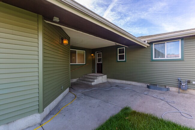 Building Photo - 3605 E Buckeye Ct