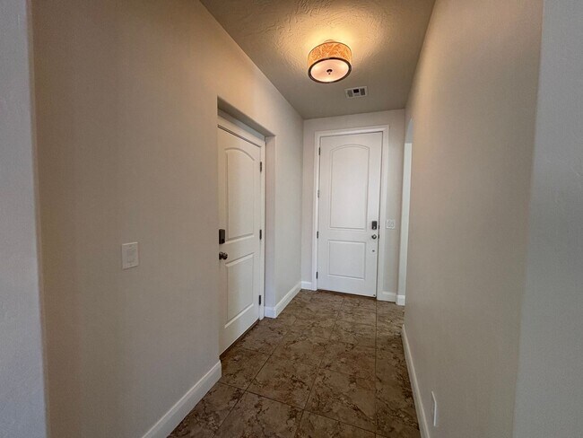 Foto del edificio - SPACIOUS HOME FOR RENT!