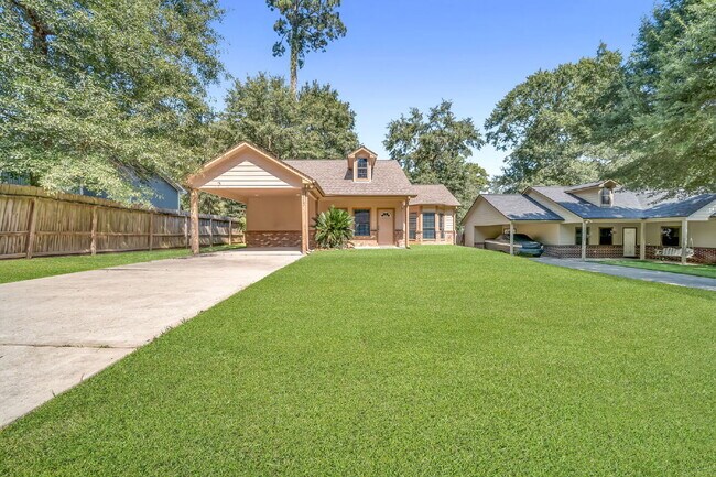 Foto del edificio - Live just steps from Lake Conroe in this beautifully maintained 3-bedroom, 2-bath home located in...