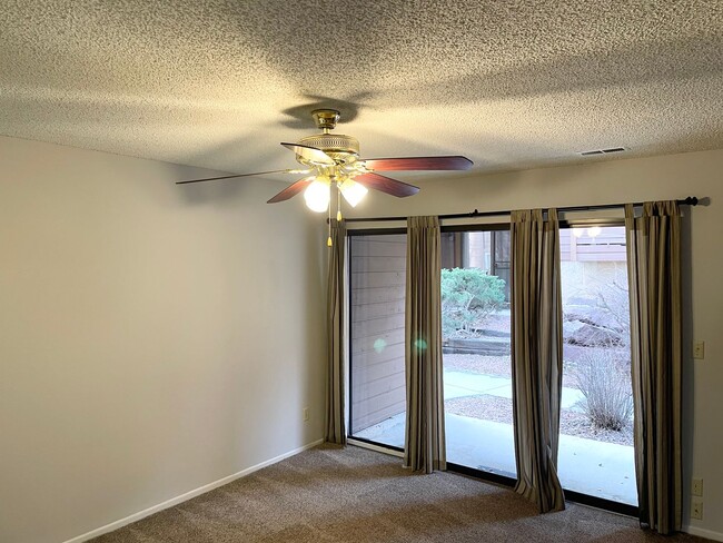 Building Photo - Main level 2 Bedroom Condo in Rockrimmon