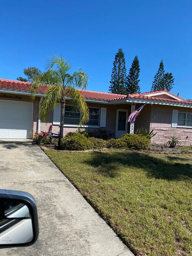 Primary Photo - 1650 Bellrose Dr N