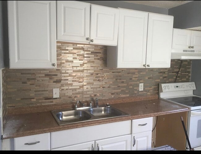 Foto del edificio - 4220 E 69th St