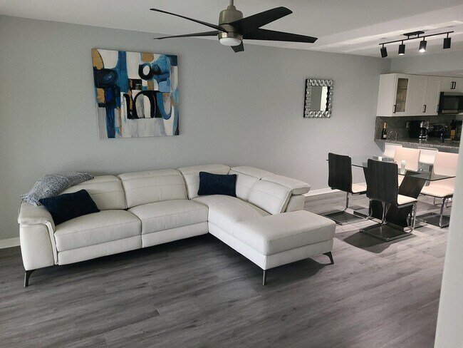 Building Photo - 16470 Kelly Cove Dr