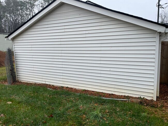 Building Photo - 4665 Lake Acworth Dr