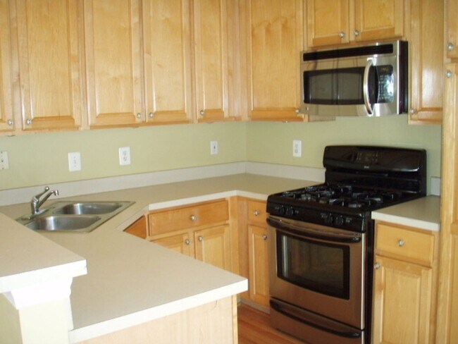 Foto del edificio - Beautiful 3 Bed 2.5 Bath End-Unit Brick To...