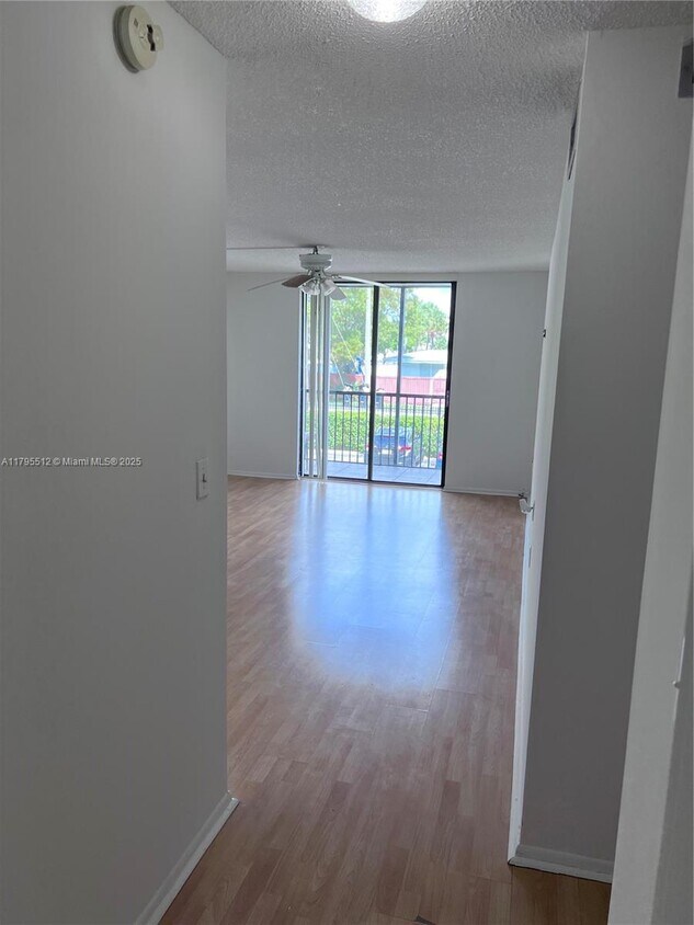 Foto del edificio - 16950 W Dixie Hwy