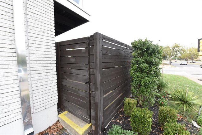 Building Photo - 5124 Live Oak St