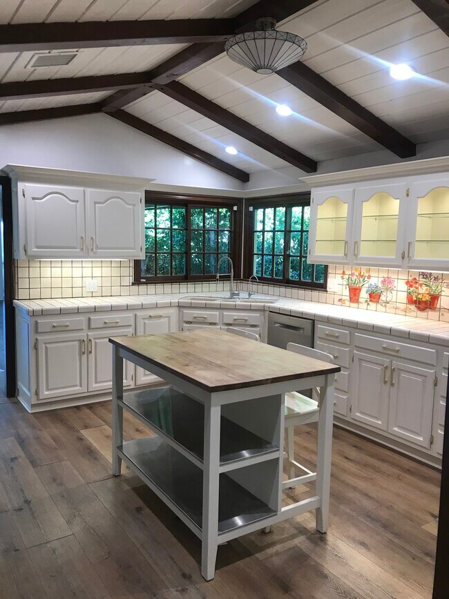 Foto del edificio - 4776 Galendo St