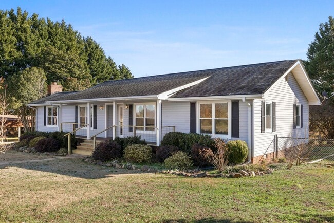 Building Photo - Welcome to this Comfortable, Charming & Outdoor Living, Single-Level Home