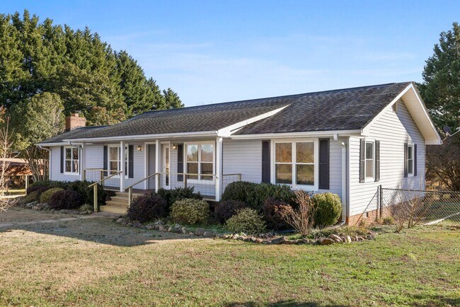 Foto del edificio - Welcome to this Comfortable, Charming & Outdoor Living, Single-Level Home