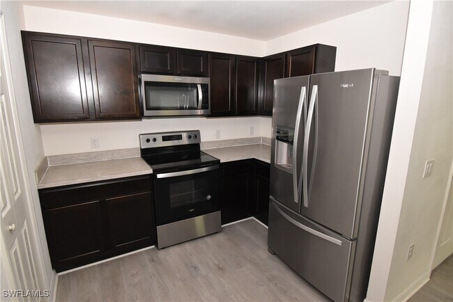 Foto del edificio - 8388 Delong Ave