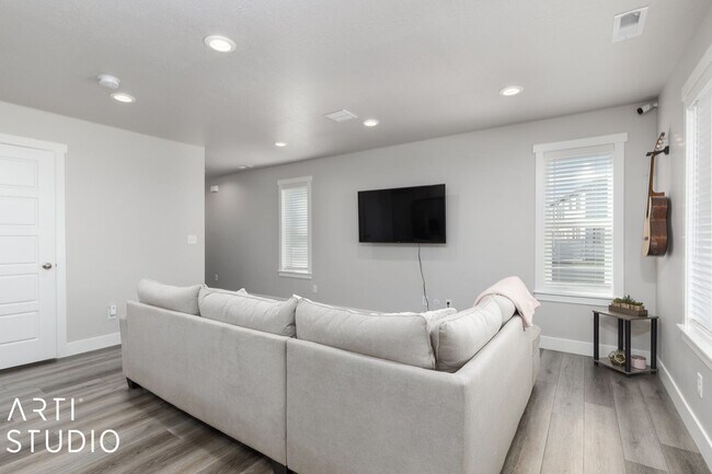 Building Photo - Wonderful Roy Townhome