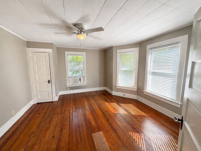 Building Photo - 3012 Avenue O 1/2