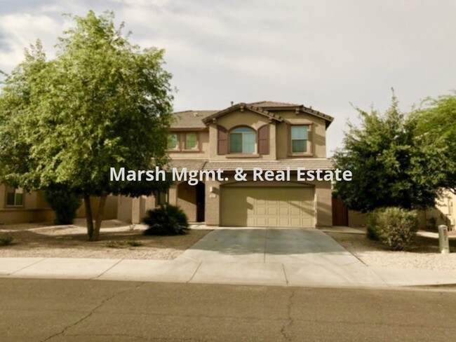 Building Photo - Beautiful 5 bedroom home with tons of livi...