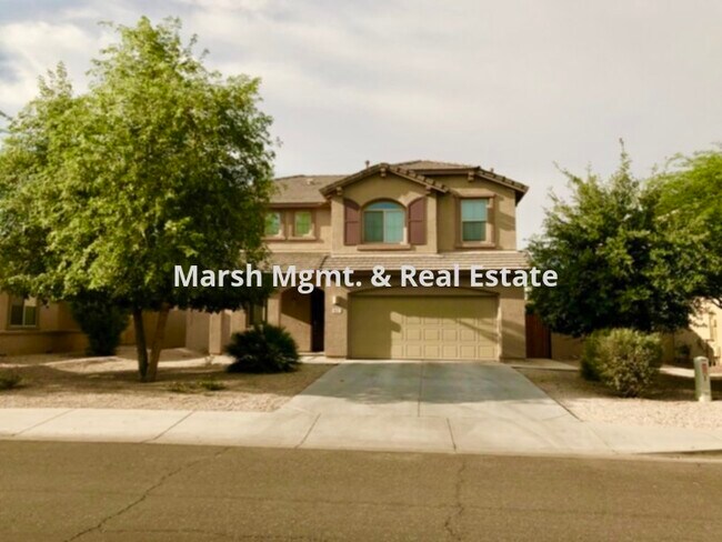 Foto del edificio - Beautiful 5 bedroom home with tons of livi...