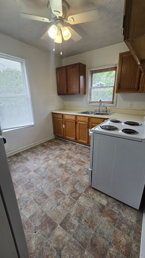 Building Photo - 2 Bedroom house with fenced in yard