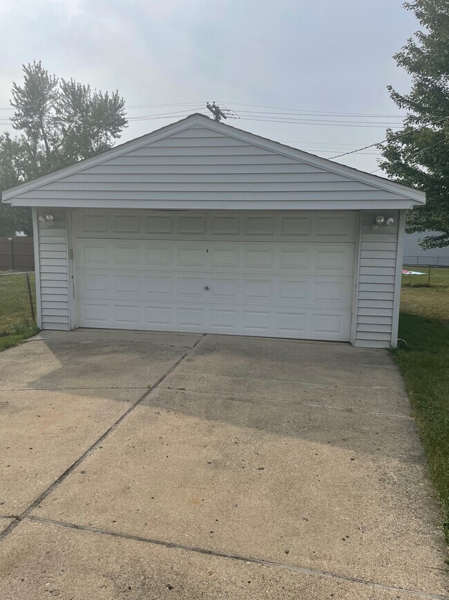 Building Photo - 25521 Hoffmeyer St