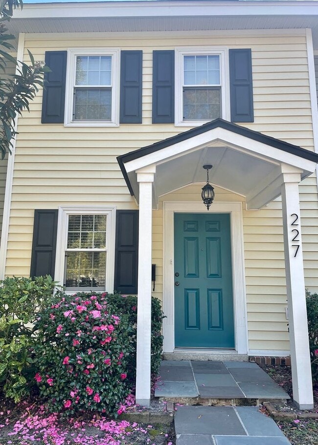 Building Photo - Available 8/6. Great 2 BR/1.5 BA Townhome ...