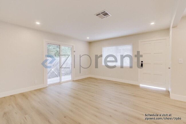 Building Photo - Unit C
