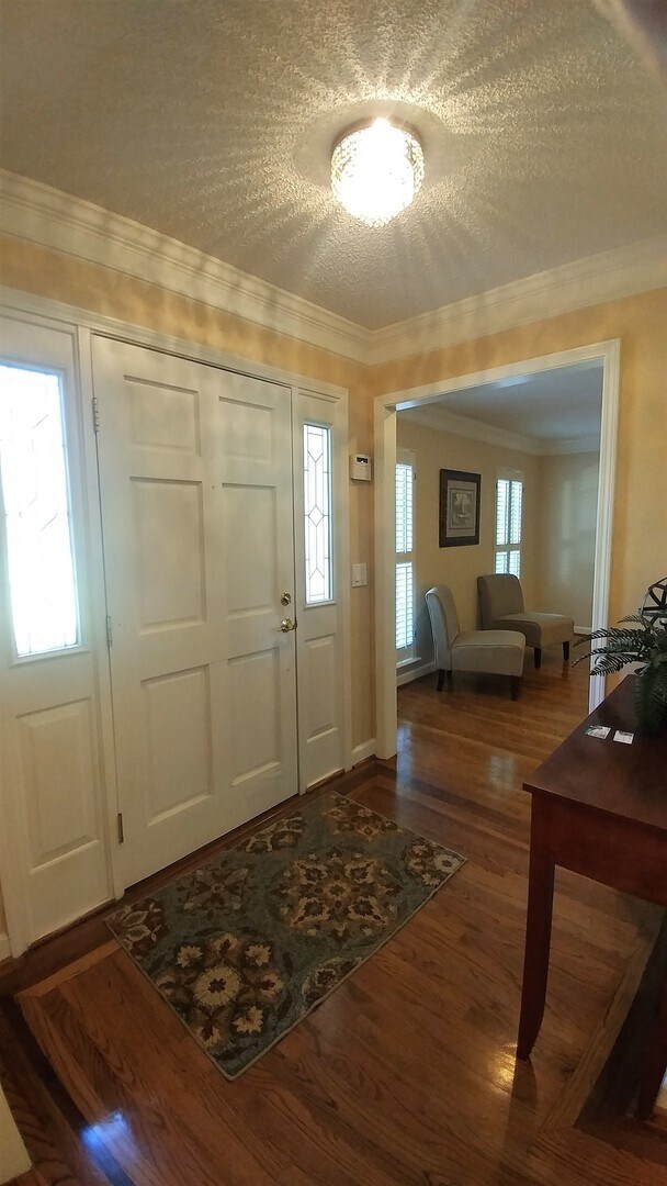 Building Photo - Large Executive Beauclerc Pool Home