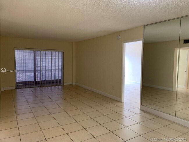 Building Photo - 4152 Inverrary Dr