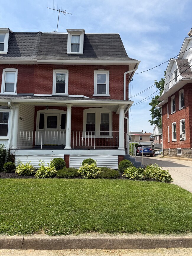 Outside view and apartment entrance - 832 Cricket Ave