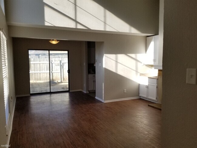 Building Photo - 2 br, 2 bath Triplex - 616 Lost Springs Co...