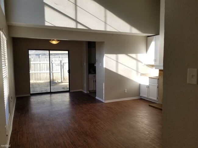 Foto del edificio - 2 br, 2 bath Triplex - 616 Lost Springs Co...