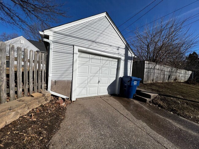 Foto del edificio - 2 bedroom home with bonus room in Davenport