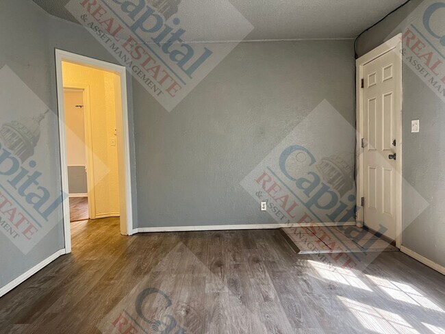 Building Photo - Cozy Cottage