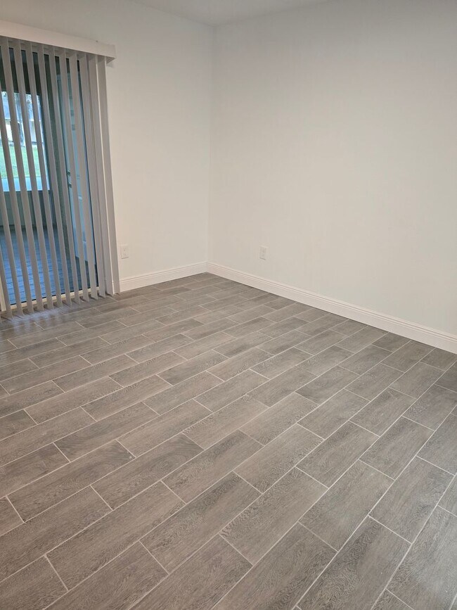 Foto del edificio - Gorgeous Brand-New 3/2 Townhome in Lakesid...
