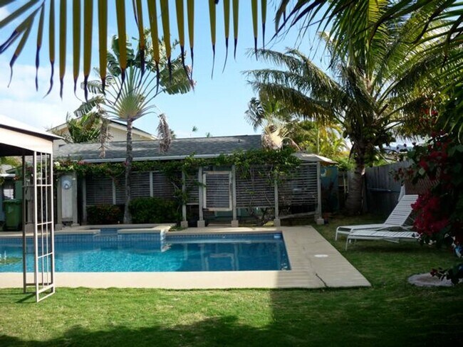 Foto del edificio - JULY 1, 2025 Large home with pool nestled ...