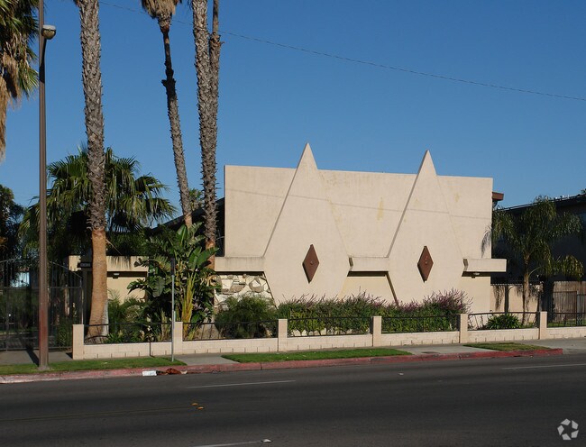 Building Photo - 802 S Raitt St