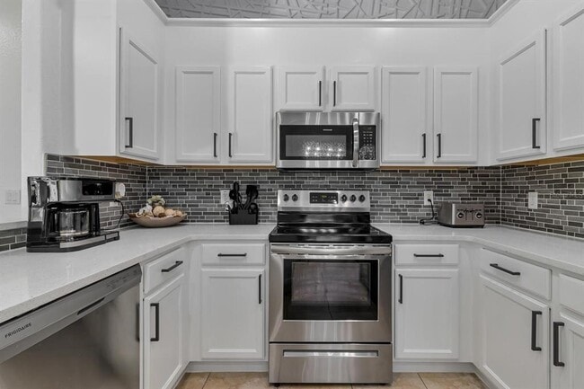 Building Photo - 16748 Lazy Breeze Loop