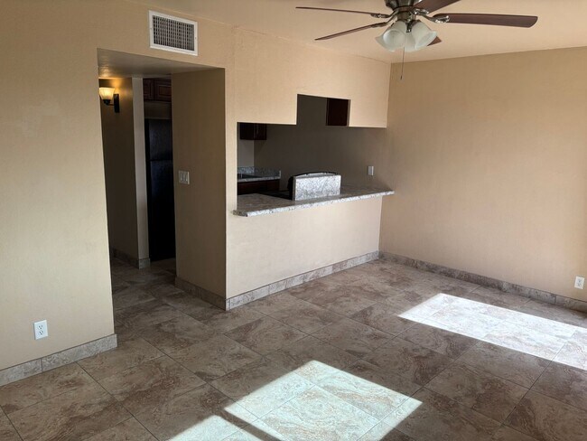 Foto del edificio - Centrally located home in East Mesa