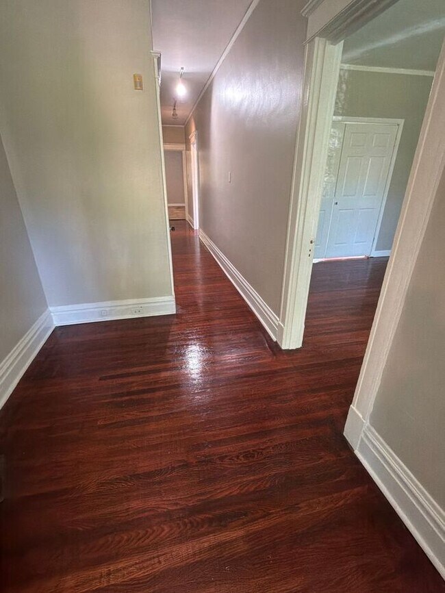 Foto del edificio - Spacious lower level apartment!