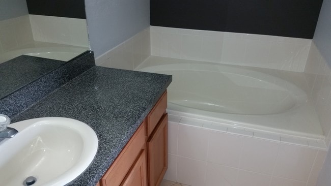 Building Photo - 569 Vallance Way NE