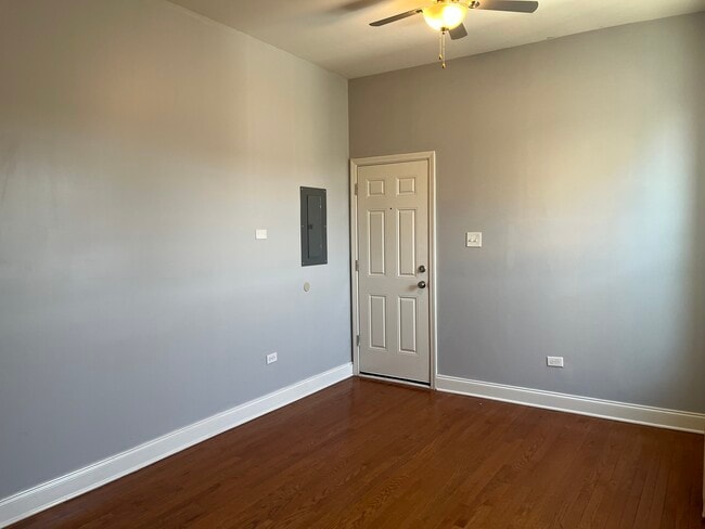 Foto del edificio - 7817 S South Shore Dr