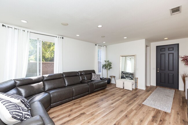 Foto del edificio - OTAY RANCH BEST KEPT SECRET ! STUNNING 4 B...