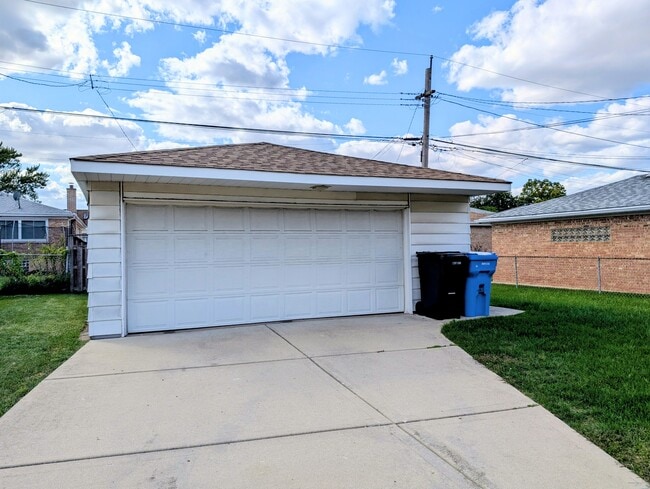 2 & a half car garge - 4932 N Normandy Ave