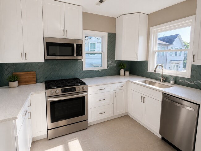 Cocina totalmente renovada con electrodomésticos GE nuevos y encimeras de cuarzo. - 51 Screven St NE