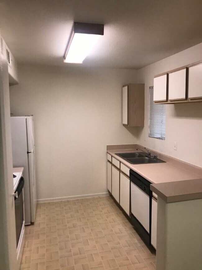 Building Photo - GATED LATIGO CONDO - 1 bed/1 bath!!